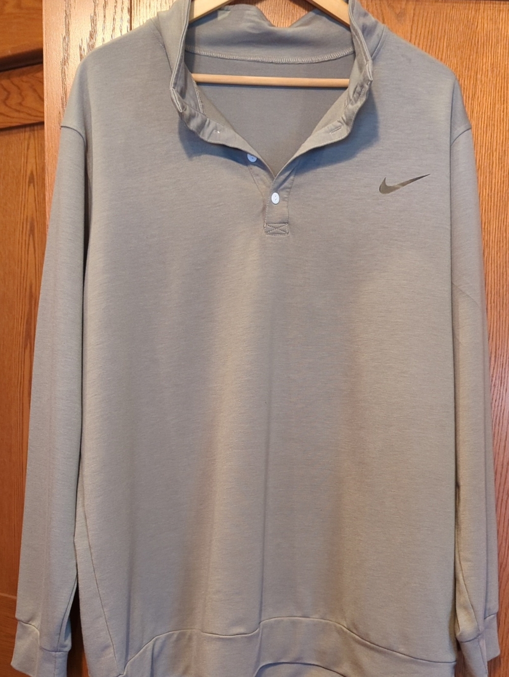 Nike Men’s Light Gray Pullover Hoodie with Swoosh